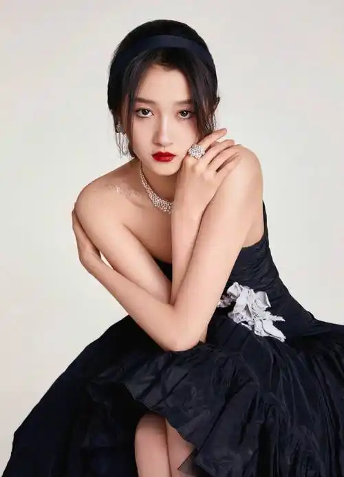 原创关晓彤霸气亮相电影节穿黑裙化身暗黑公主冷艳魔女氛围十足