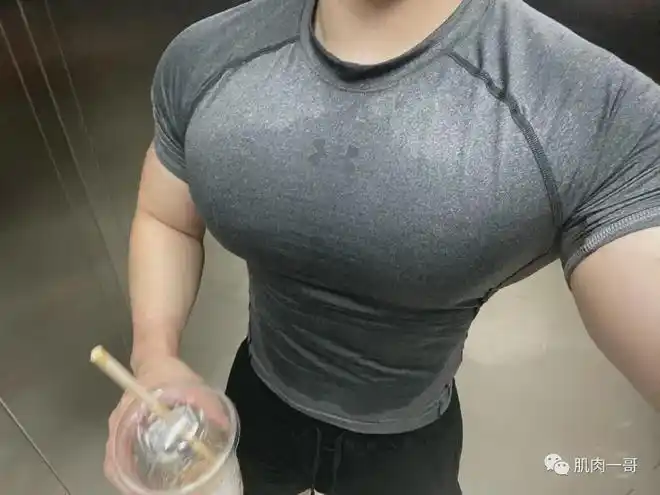 深圳壮男教练因身材太好被偷拍,脱掉衣服后网友炸了|胸肌|健身教练