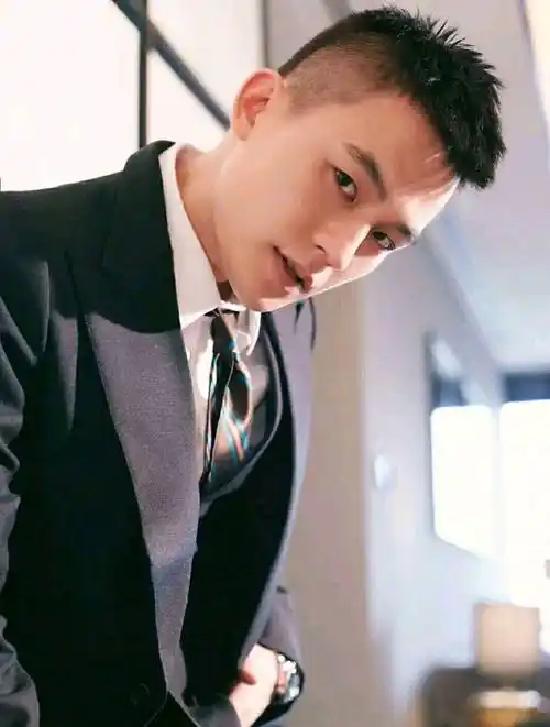 欧豪的帅带有几分痞气,洒脱不羁,很有大哥风范,穿西装更有范!