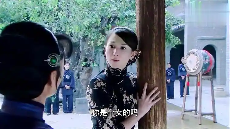 围屋里的桃花:夏禾初进清洁堂,桀骜不驯,副堂主直接一鞭子