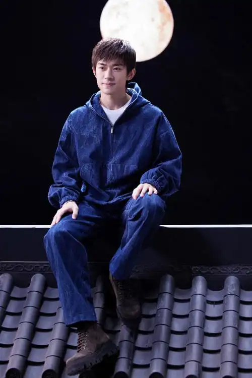 无眠侧拍花絮#易烊千玺《今夜无眠》侧拍花絮来了,今日份营业帅照有