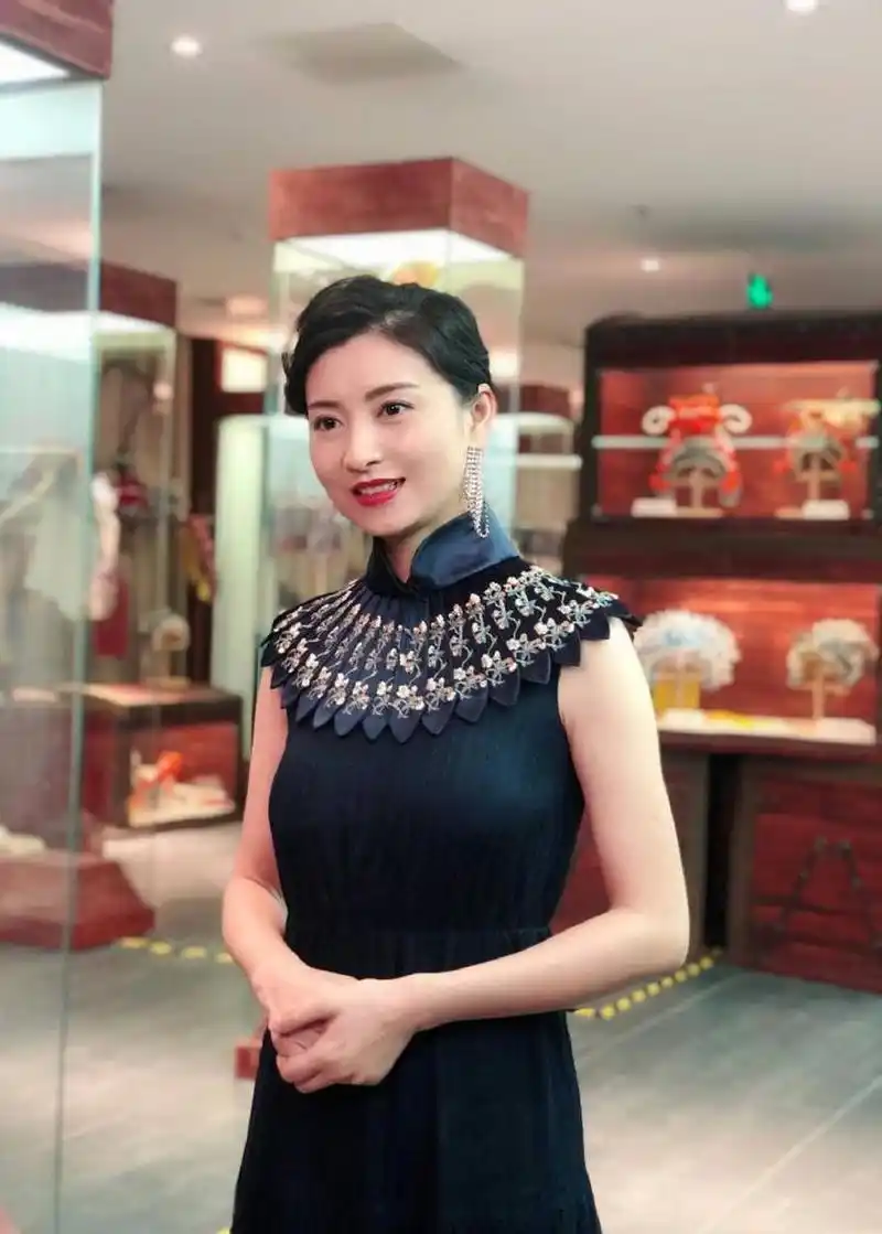 眉庄姐姐斓曦旗袍装温婉动人,饱满圆润的脸蛋搭配精致的妆容,根本无需