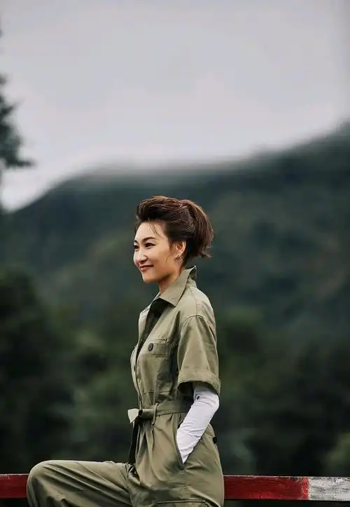 43岁的李梓萌气质好飒穿上军绿色连体裤休闲又不乏时尚感