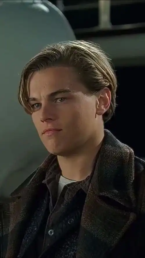 泰坦尼克号时候的小李子可谓颜值巅峰,这个眼神让我无法忘怀,你不是