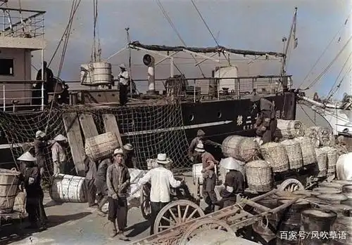 码头工人正在往船上装运货物