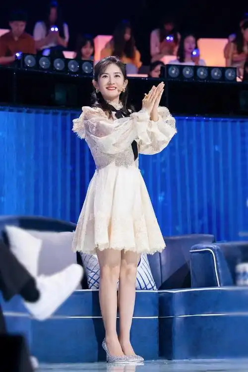 谢娜虽脸小但腿有点粗穿牛仔外套配紧身牛仔裤成功显瘦一个码