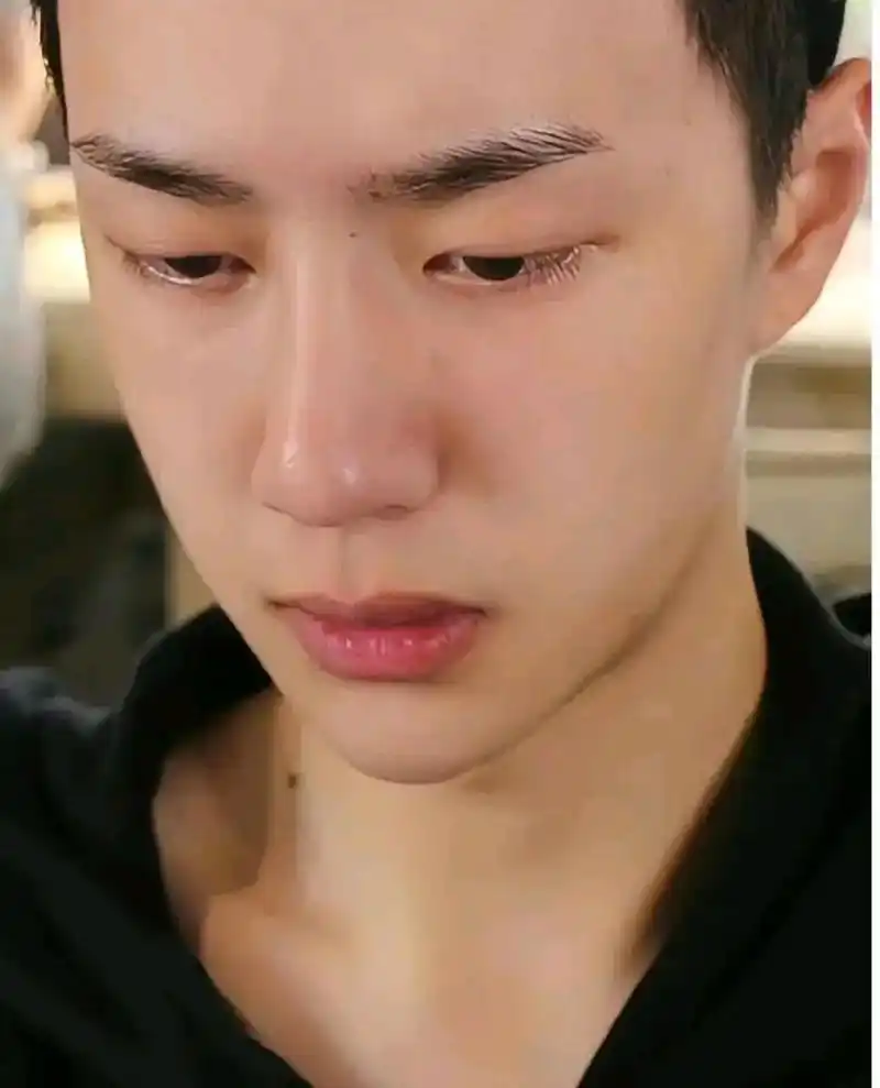 冷白皮是很怕换季的,这个时候的王一博还在陈情令剧组,化妆前的纯素颜