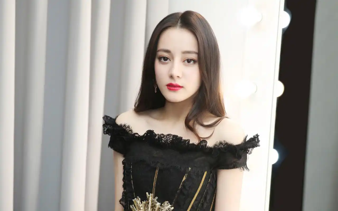 迪丽热巴露肩黑色礼服性感写真图片壁纸