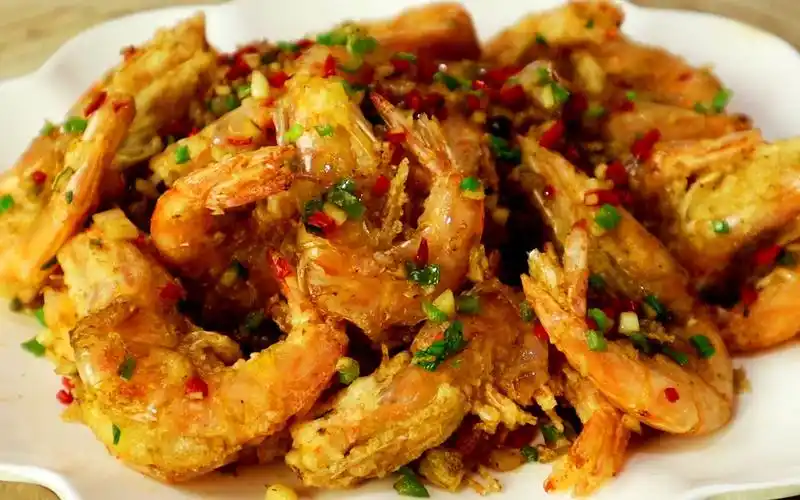 大厨教你椒盐大虾的家常做法,外酥里嫩,香味十足,好吃又解馋