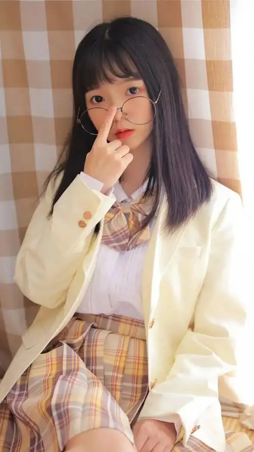 戴眼镜软萌妹子甜味写真