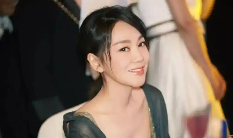 那一天,闫妮和张嘉译在片场练习吻戏,闫妮突然闻了闻说……_合作_总能