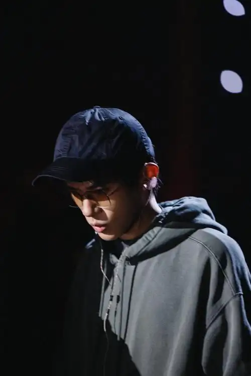 studios的帽子,私服也超酷期待明天的双11惊喜夜,终于有新鲜的千玺了