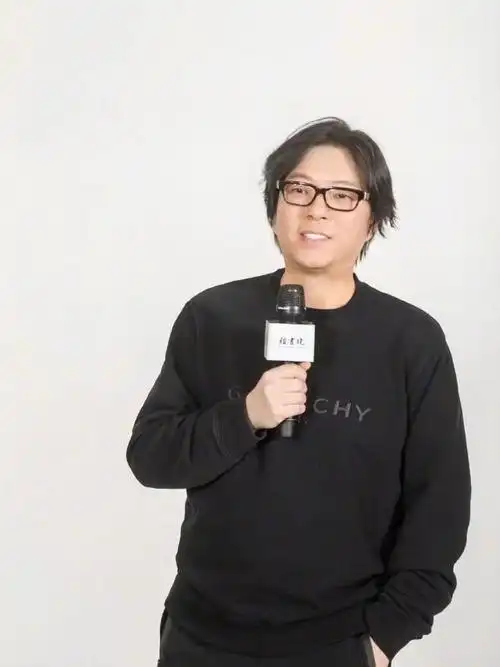 高晓松上山挖笋,红t配小脚裤瘦出尖下巴,51岁帅成31岁小伙