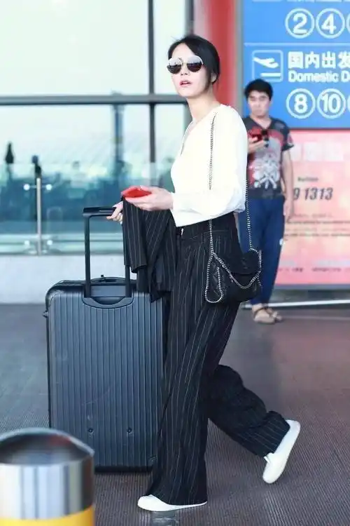 高圆圆的慵懒穿搭火了:风衣 牛仔裤 渔夫帽,洋气又减龄_风格_女性