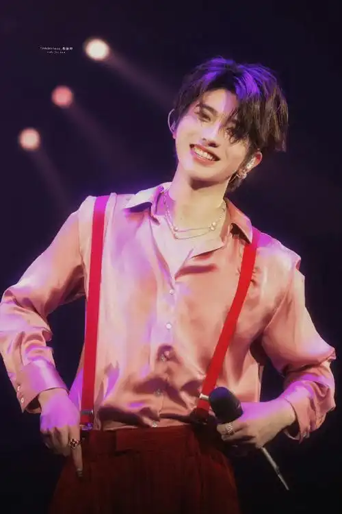 蔡徐坤评论区回复粉丝##蔡徐坤背带裤