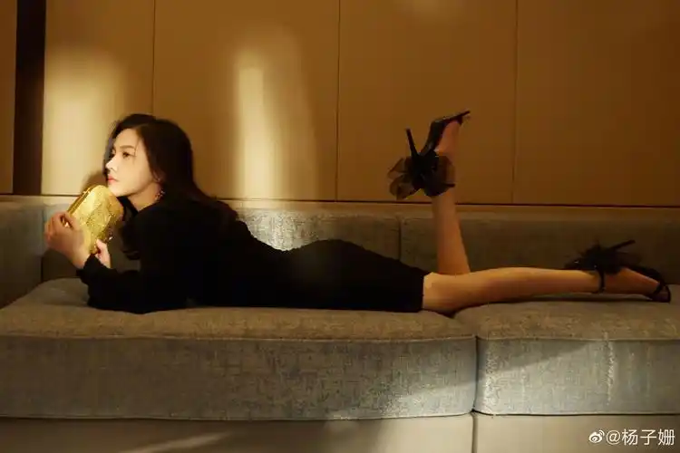 moty年度人物杨子姗黑色休闲裙装雍容华贵