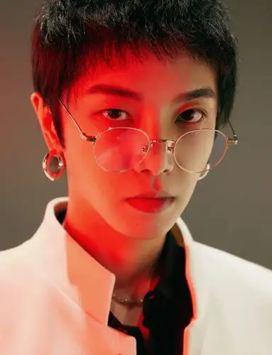 华晨宇宫廷风夹克华晨宇宫廷风夹克搭配黑色衬衫依然是个酷帅的小王子