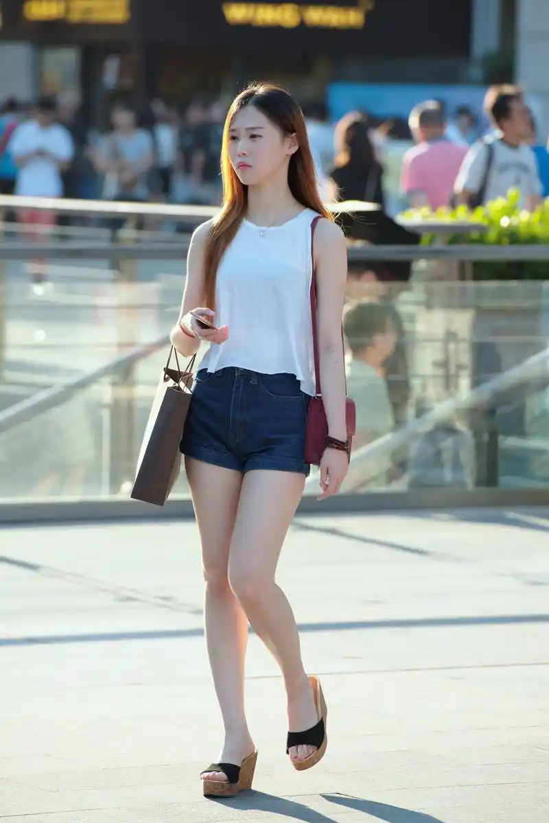 街拍:穿超短裤的小姐姐,每个小细节都透露出精致感