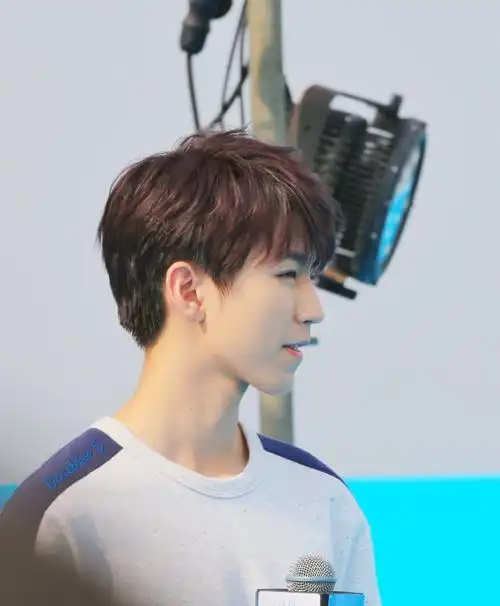 瓜组有黑贴,这才是王俊凯侧脸生图