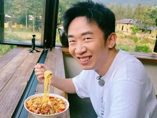 谢娜给杨迪吃剩菜火了引来上万网友围观四川网友大赞真会吃