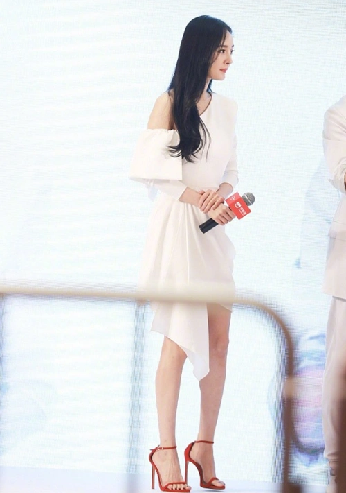 杨幂白色短裙露香肩亮相活动不受粉丝抵制新剧影响状态佳