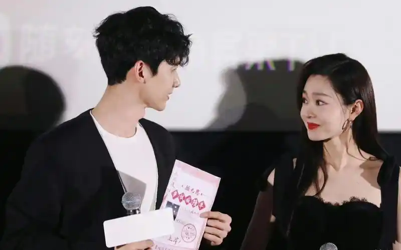 白敬亭宋轶恋情曝光后首同框,老婆说啥就是啥,尽显妻管严属性