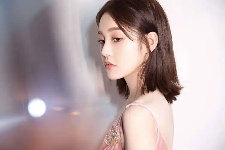 张佳宁在如懿传中饰演海兰,她的演技非常好,而且长相也很漂亮,是一个