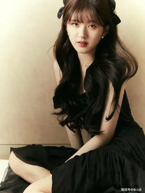 赵露思长相甜美身材饱满穿抹胸裙配长卷发换个复古风格变化大