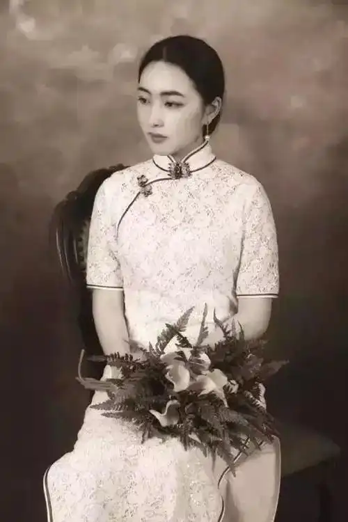 图为一位民国女性穿着旗袍在影楼拍照,美得让人惊叹,坐在那特有气质.