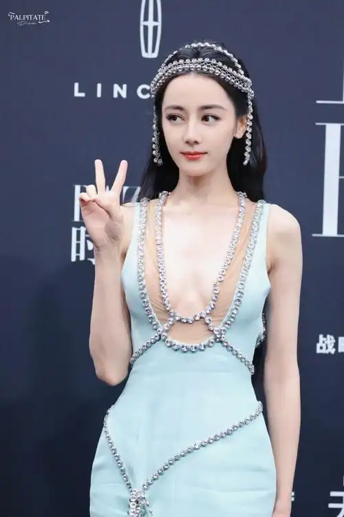 迪丽热巴封面 捂胸