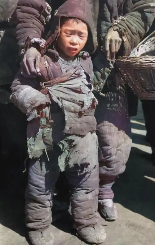 1943年洛阳跟随母亲要饭的小孩子身上穿的衣服已经破烂不堪