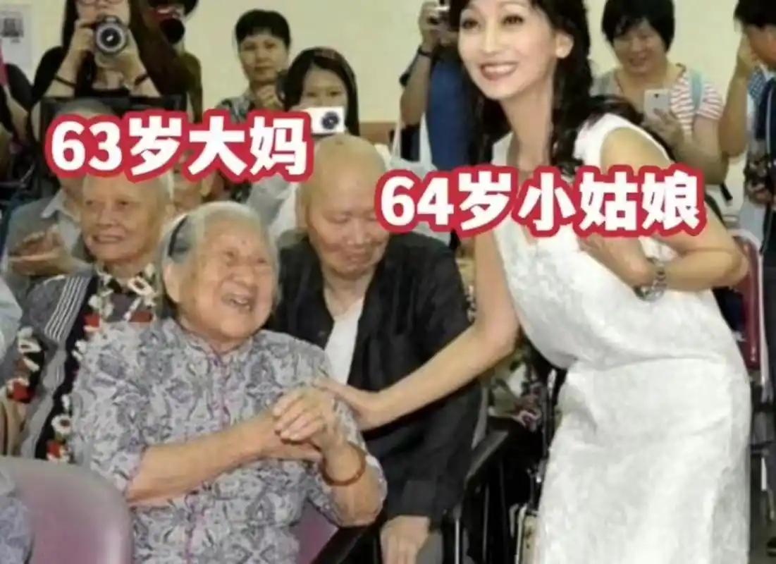 64岁的赵雅芝去敬老院看望63岁的大妈时,大妈直夸赵雅芝年轻漂亮.