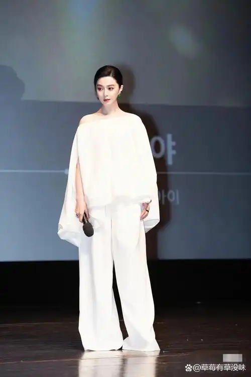 范冰冰,1981年9月16日出生于山东青岛.