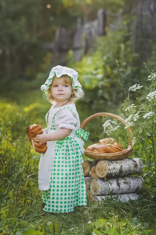 孩子在吃一个新鲜的面包在花园4635