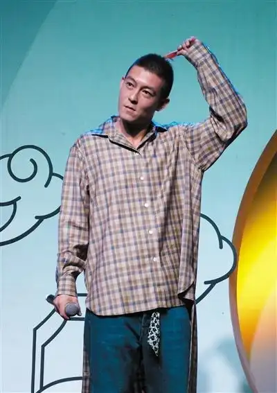 宣传期间陈冠希剃成平头,脑后留了一小撮尾巴一般的头发,染成亮眼的