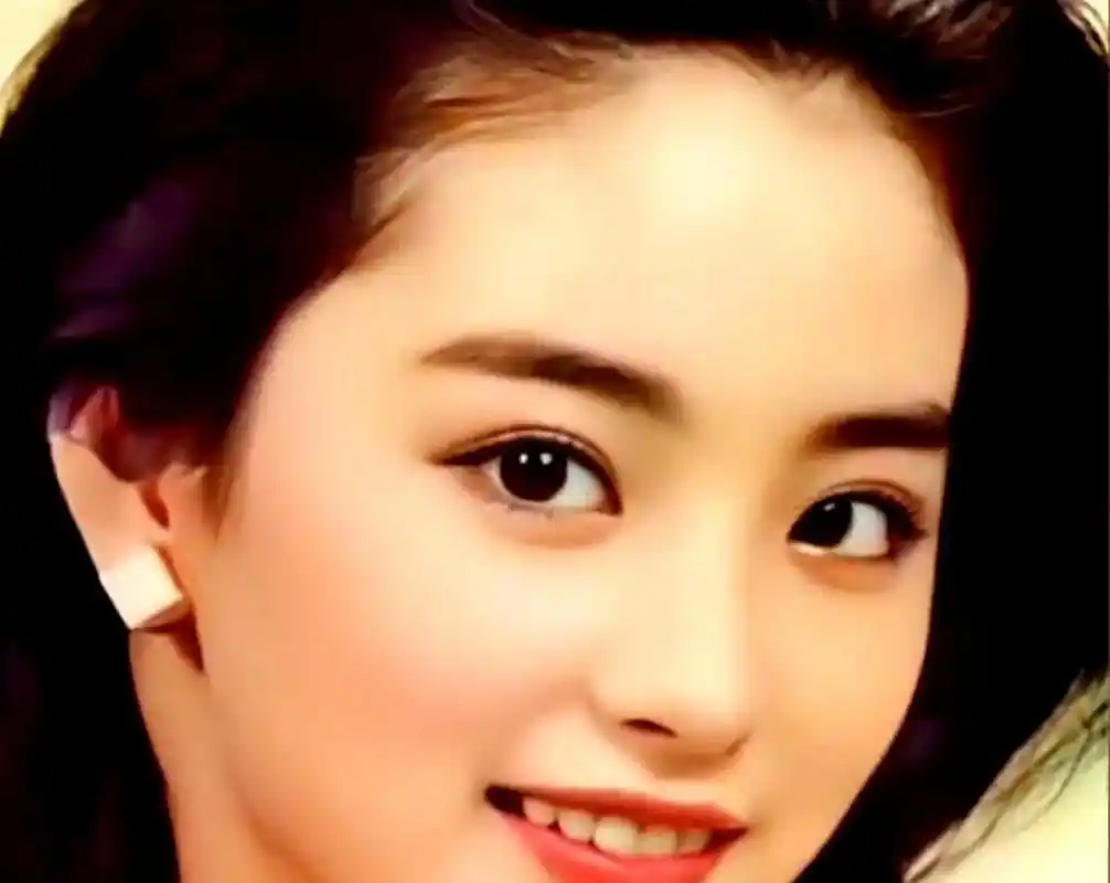 林青霞年轻时美得无与伦比,即使是粗眉毛和短发长发也同样迷人,这些