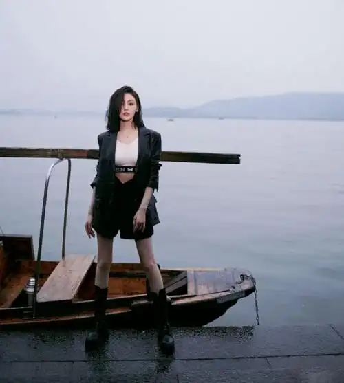 张天爱内衣外穿秀身材热裤配马丁靴现美腿杀曾减重25斤