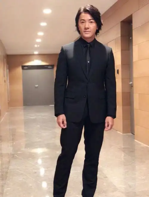 郑伊健背着麻包袋现身50岁还有胸肌男神依旧那么帅