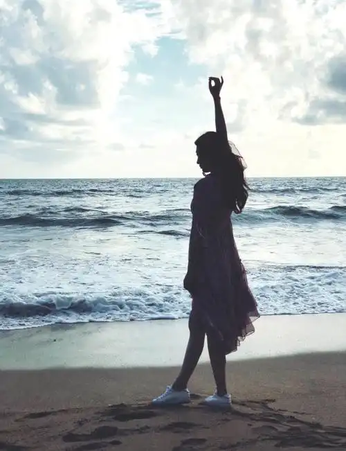 照片中,王晓晨身着薄纱长裙,柔顺长发也在海风的吹拂下随裙摆微微摆动