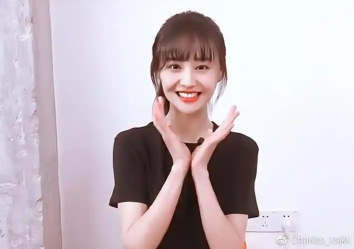 当郑爽见到两个孩子那一刻,我想骨子里边的基因也会让郑爽心生悔意