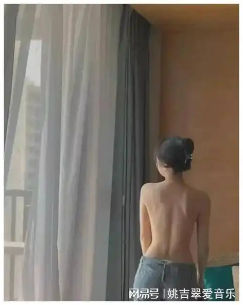 黄晓明前女友李菲儿晒"风流照",是艺术还是擦边?网友热议!