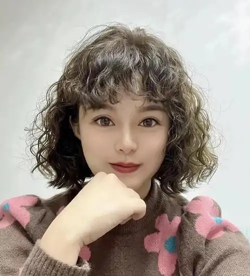 中短蛋卷头可盐可甜 俏皮减龄又利落_女生卷发 - 美发站