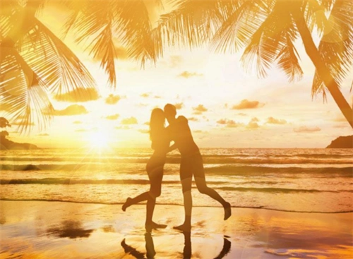 唯美的夕阳下,一对对幸福甜蜜的情侣,那是属于他们的美好时光