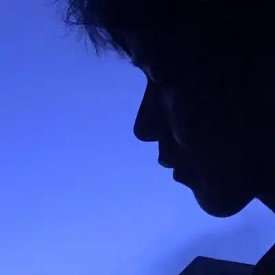 低头头像男高清丧系伤心男生低头沉默图片头像