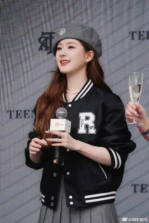 赵露思贝雷帽学院风造型#赵露思今日成都活动图,贝雷帽学院风造刑太