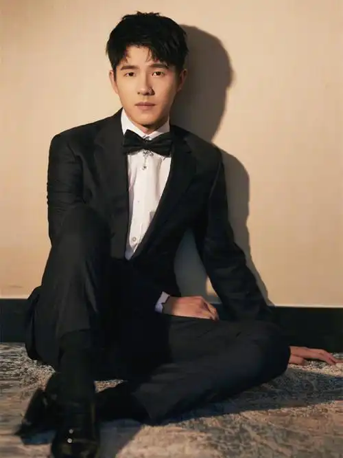 被刘昊然甜到穿一身粉西装帅气现身少年感冲出屏幕