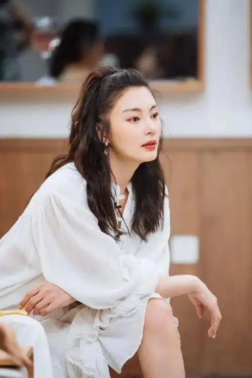 张雨绮眼睛的形状也很有女人味,内眼角比较尖,延伸出略微挑起的上扬眼