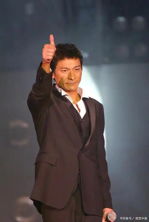 原来当年两人曾有个赌约,2000年刘德华凭电影《暗战》入围角逐香港