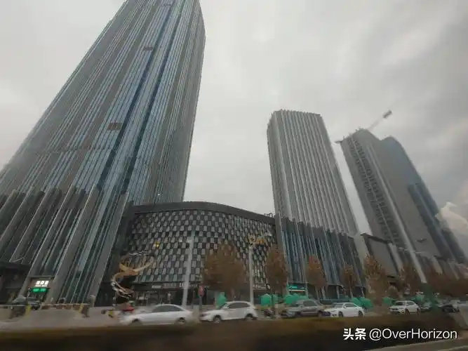 拉胯的不是一般,我今天要说的就是位于兰州雁滩高速路出口的名城广场!