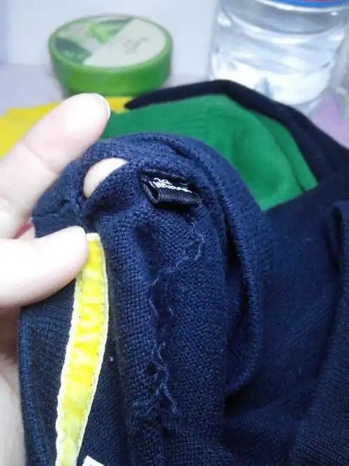 衣服开线了,请问如何修补,图中那根线怎么回事,越拽开线的部分越大,请